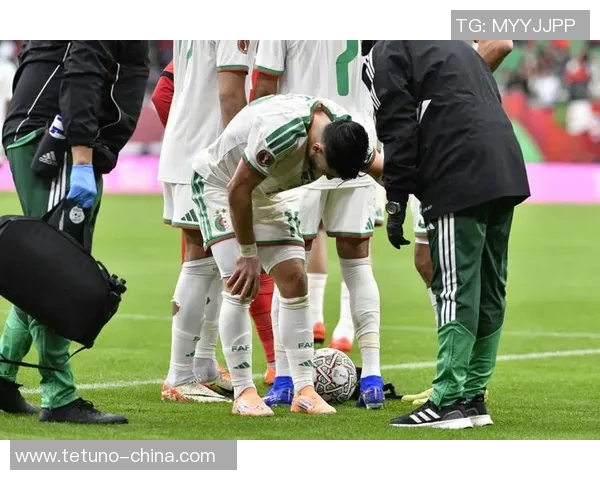 非洲足球明星下跪引发全球关注展现运动员对社会问题的态度与勇气